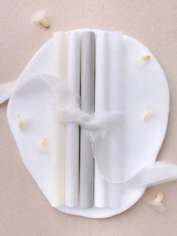 Set of 5 sealing wax sticks in 5 neutral colors, soft white, antique white, white pearl, light gray and vellum